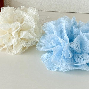 Détails de chouchous en dentelle brodée double couche en blanc et bleu clair