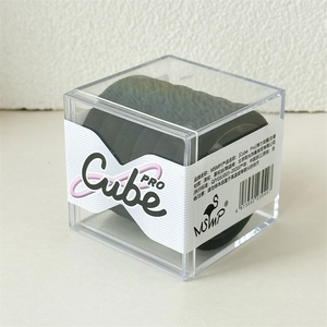 Détail de l'emballage cube transparent pour l'ensemble d'élastiques à cheveux noirs