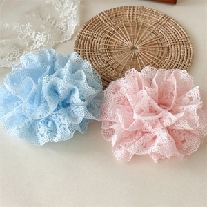 Détail des chouchous en dentelle bleu clair et rose avec broderie florale