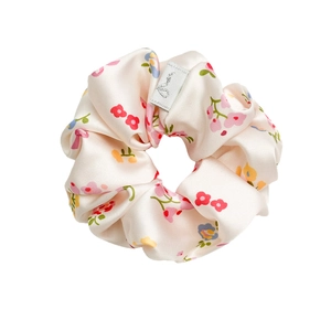 Bloemen satijnen scrunchie in beige met kleurrijke patronen en elastische haarband stijl