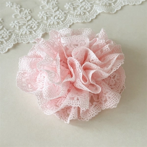 Détail d'un chouchou en dentelle rose avec texture multicouche de style ballerine