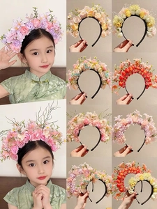 Dettaglio di una fascia floreale colorata con fiori di seta realistici e denti antiscivolo