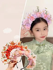 Dettaglio del cerchietto floreale con fiori di seta e perle eleganti per capelli