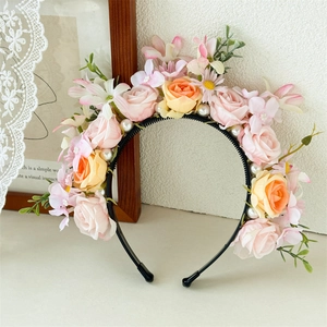 Cerchietto per capelli con rose rosa, margherite e perle per un look estivo stile boho