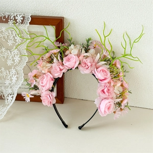 Dettaglio del cerchietto con rose rosa, margherite e corna di cervo verdi antiscivolo