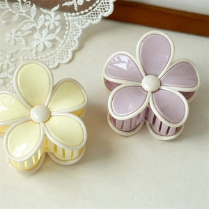 Pinces à cheveux fleurs crème en jaune et violet pastel pour un coiffage polyvalent