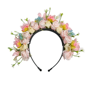 Cerchietto floreale estivo con rose rosa, fiori gialli e pettine interno antiscivolo