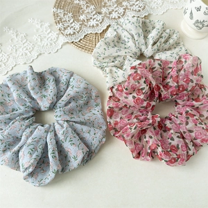 Lot de trois chouchous en mousseline florale en bleu, rouge et violet pour queues de cheval
