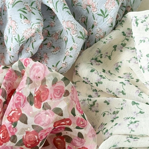 Détails des motifs floraux en mousseline avec textures douces et couleurs d'été pastel