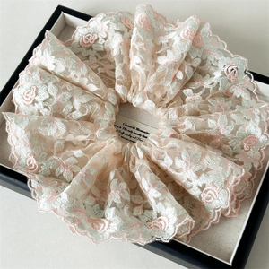 Chouchou élégant en dentelle beige avec broderie de roses roses et motifs floraux