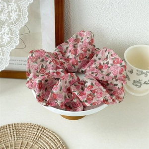 Chouchou en mousseline à fleurs roses avec motifs de roses pour accessoire de cheveux