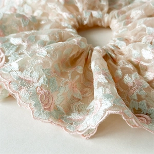 Vue détaillée du chouchou en dentelle avec broderie chinoise et motifs floraux