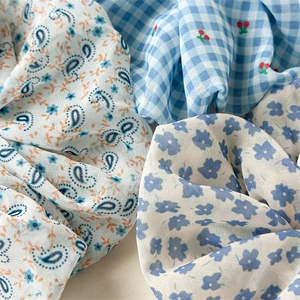 Gros plan de chouchous en mousseline avec motifs cachemire, cerise et fleurs bleues