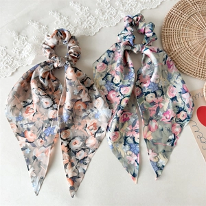 Haargummi aus Satin mit Blumenmuster, langen Bändern und eleganten Vintage-Blumenmustern