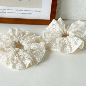 Chouchous élégants en dentelle blanche avec broderie florale pour coiffures élastiques