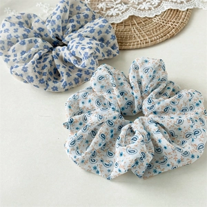Détails de l'ensemble chouchous en mousseline fleurie avec texture tissu doux