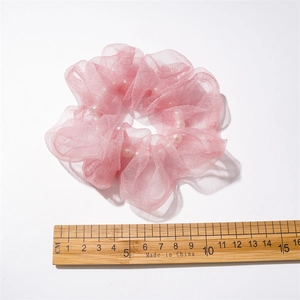 Chouchou en organza rose avec perles intérieures et règle de mesure de 10 cm