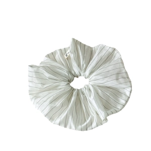 Elegante elastico per capelli bianco a righe grandi con etichetta logo in tessuto