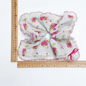 Chouchou géant à motif floral rose avec bordure en dentelle et nœud en satin élégant
