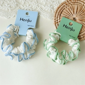 Lot de deux chouchous aux couleurs pastel avec texture tricotée et bords ondulés élégants