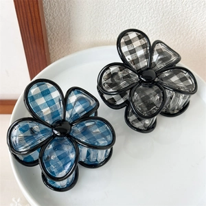 Pinza per capelli a fiore a scacchi blu e neri per acconciature eleganti da donna