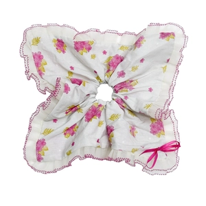 Chouchou oversize à imprimé floral rose avec bordure en dentelle et nœud magenta