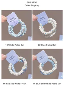 Détail de quatre chouchous en tissu à carreaux et pois bleus et blancs sur carton