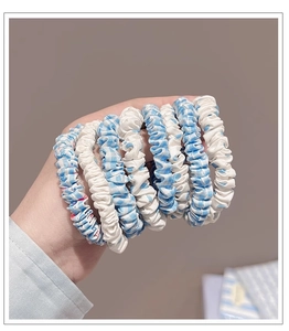 Vue détaillée de huit chouchous en tissu à carreaux bleus et blancs à haute élasticité