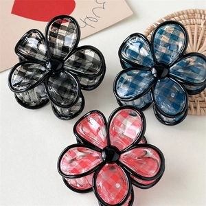 Tre fermagli per capelli a forma di fiore a scacchi nero, blu e rosa in acrilico