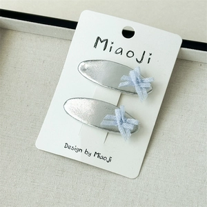 Vue macro de nœuds en maille bleue sur barrettes argentées brillantes avec carte