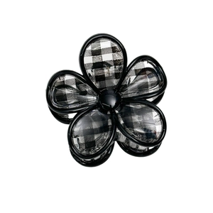 Elegante molletta per capelli a forma di fiore con motivo a scacchi bianco e nero
