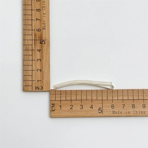 Detailed view showing the 5.5cm length of the cream acetate hair clip with a metal base