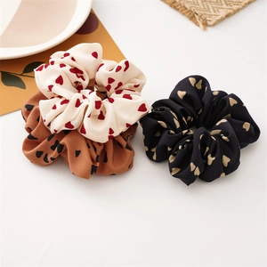 Set di tre elastici per capelli in tessuto con stampa a cuori beige, caramello e nero