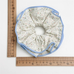 Dettaglio macro di un elastico floreale con diametro esterno di 13cm su sfondo bianco