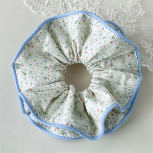 Dettaglio di elastico floreale con bordi azzurro chiaro e trama in cotone delicato