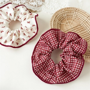 Gros plan sur les motifs à pois rouges et à carreaux des chouchous en tissu élastique