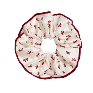 Chouchou blanc crème à motifs nœuds rouges et couture fine pour queue de cheval