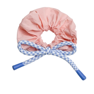 Chouchou rose avec ruban à carreaux bleus pour accessoires cheveux de fille stylée