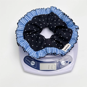 Blau kariertes Haargummi mit Punkten und handmade Etikett, Gewicht 11,7 g