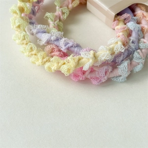 Élastiques à cheveux pastel avec bordure en dentelle en lot de 3 présentés sur carte