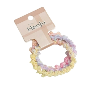 Lot de trois chouchous élastiques en dentelle aux couleurs macaron sur carte de marque
