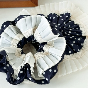 Französischer Vintage Haargummi mit Punkten, eleganter Spitze und gerafften Details