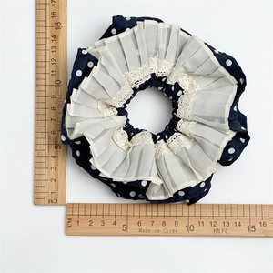 Übergroßer gepunkteter Spitzen-Scrunchie mit 16cm Durchmesser auf einem Maßstab