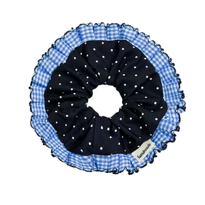 Blaues Gingham-Haargummi mit Punkten, Spitzenrand und handgefertigtem Etikett