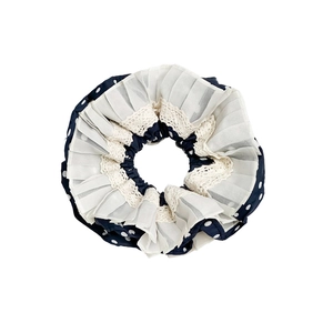 Vintage Haargummi in Marineblau mit Punkten, Spitzenlagen und Organza-Falten