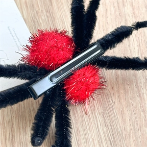Pince à cheveux araignée d'Halloween avec corps rouge brillant et pattes noires en peluche