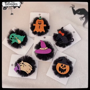 Détail de barrettes d'Halloween scintillantes avec citrouille, chat noir et chapeau de sorcière