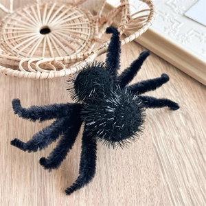 Détail d'une pince à cheveux araignée d'Halloween en peluche avec des accents argentés