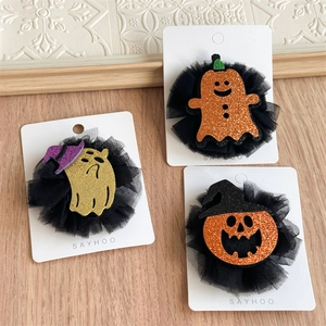 Détail de pinces à cheveux Halloween avec fantômes pailletés, citrouille et chapeaux