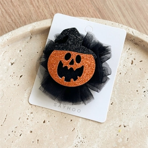 Détail de la pince à cheveux Halloween avec citrouille pailletée, chapeau de sorcière et tulle